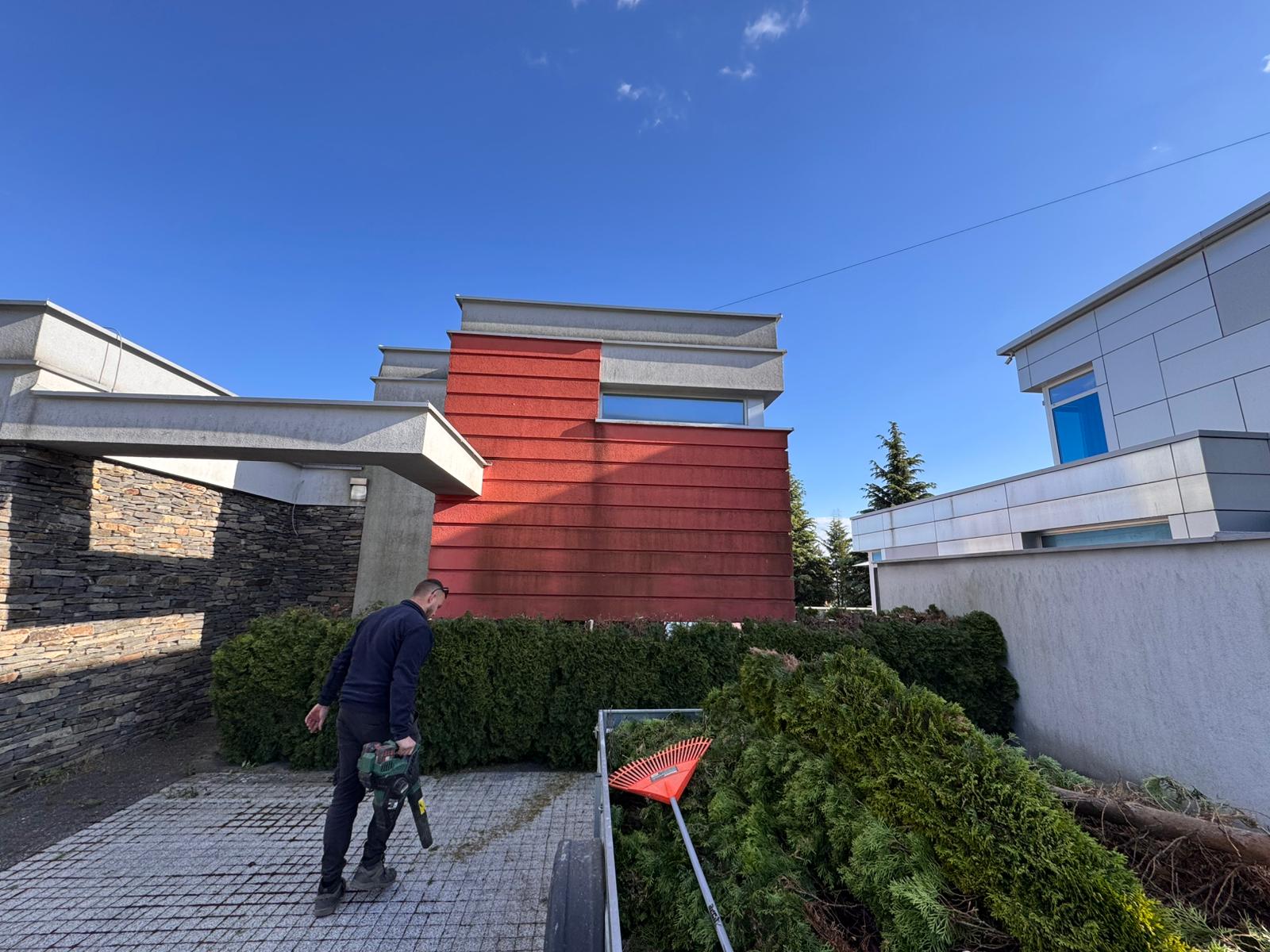 Úprava živého plota pri modernom dome